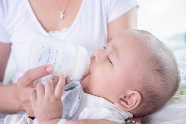 چگونه شیر خشک مکمل شیر مادر به کودک معرفی شود
