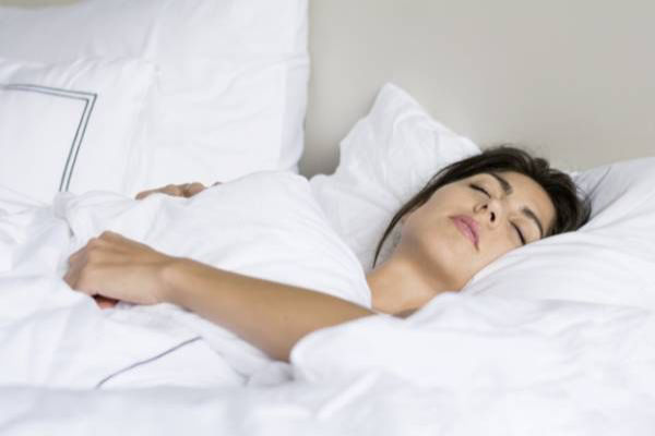 آیا می‌دانید بهترین حالت خوابیدن بعد از سزارین چیست؟