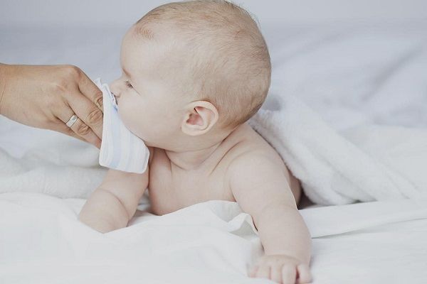 علت پاشیدن استفراغ نوزاد