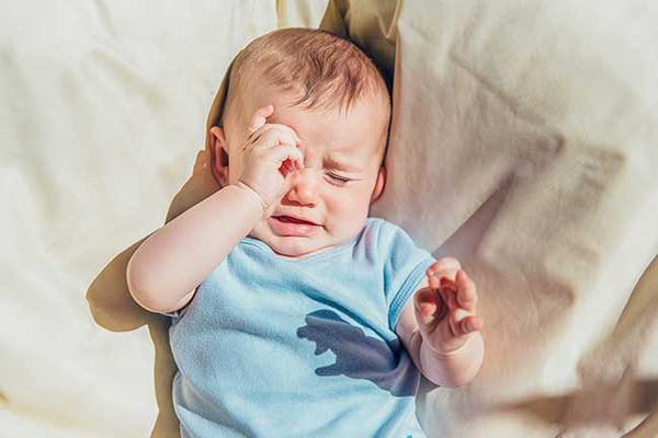 گریه شدید نوزادان برای در آغوش گرفته شدن