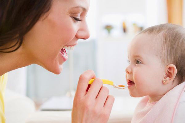 خطرات غذا دادن به کودک زیر شش ماه 