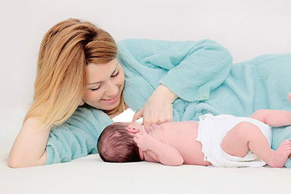 بایدها و نبایدهای شیر دادن به نوزاد در حالت خوابیده