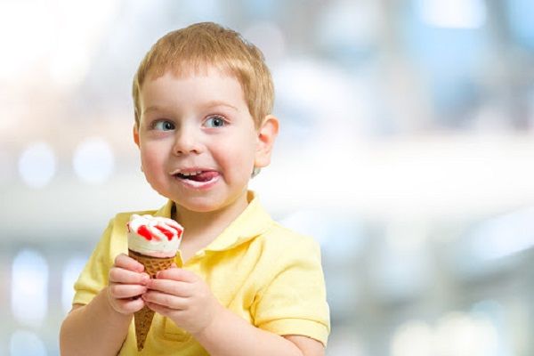 کودک از چه سنی می‌تواند بستنی بخورد؟