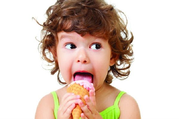 چرا باید از بستنی دادن به کودک زیر یک سال خودداری کنید؟