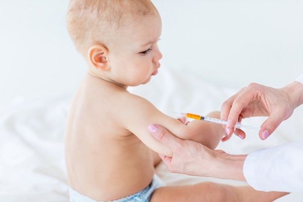 علت عرق سرد نوزاد بعد از واکسن