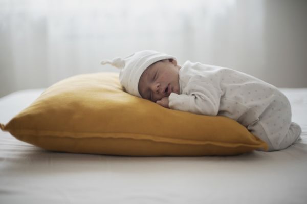 علت بیدار شدن نوزاد از خواب