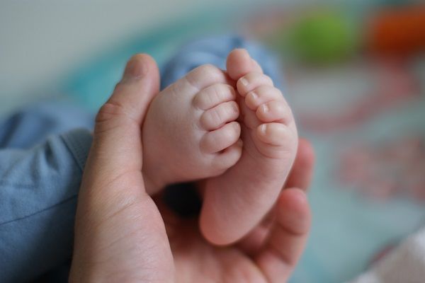 دلایل چرخش انگشتان پا به داخل در کودک