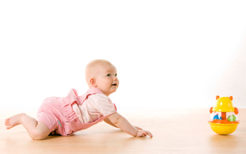 چگونه به چهار دست و پا رفتن نوزاد کمک میکنند