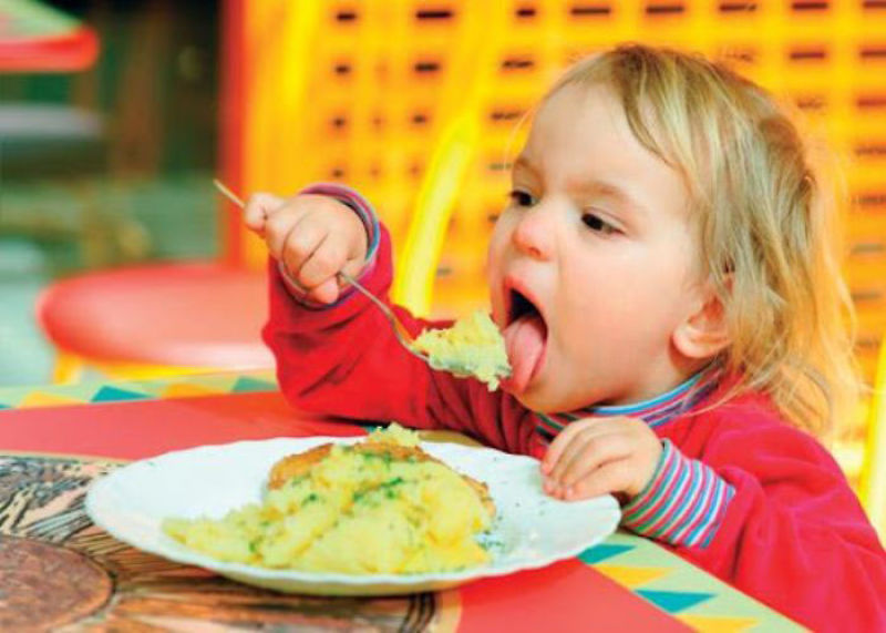 نحوه تغذیه کودک یک ساله با غذای سفره
