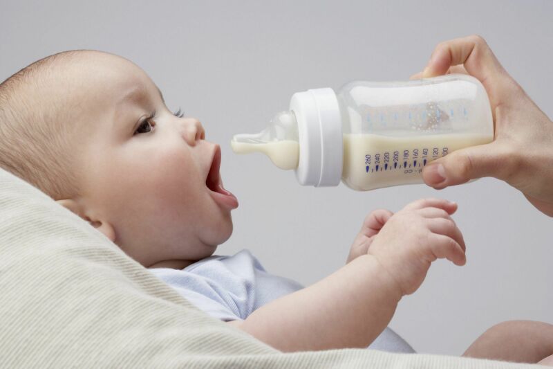 بهترین زمان گرفتن کودک از شیر خشک