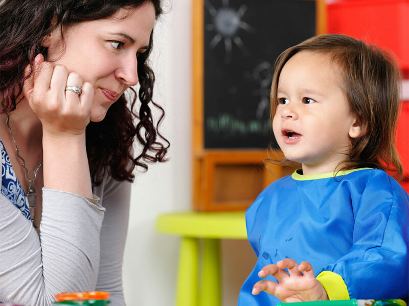 چگونه به کودک خود صحبت کردن را بیاموزیم