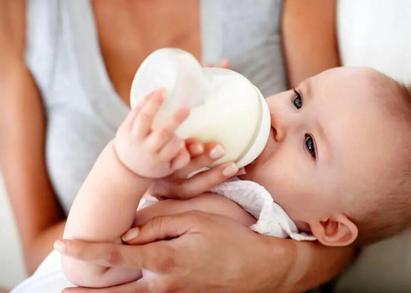 خطرات مرتبط با استفاده از شیشه شیر و پستانک در نوزادان چیست؟