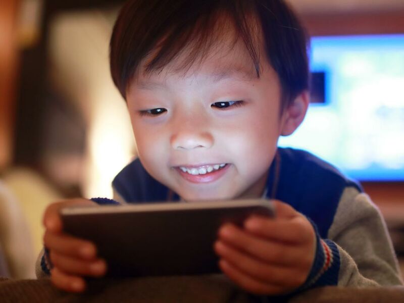 عوارض موبایل برای چشم کودکان