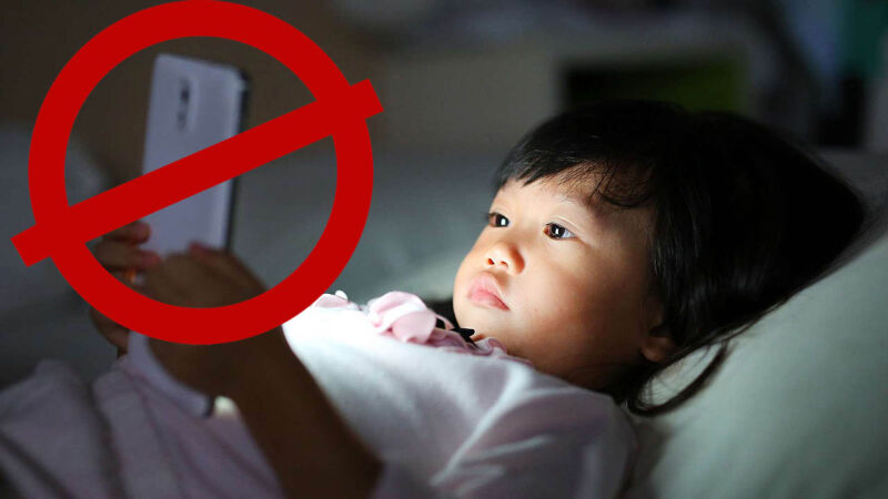 مشکلات استفاده از موبایل برای چشم کودک