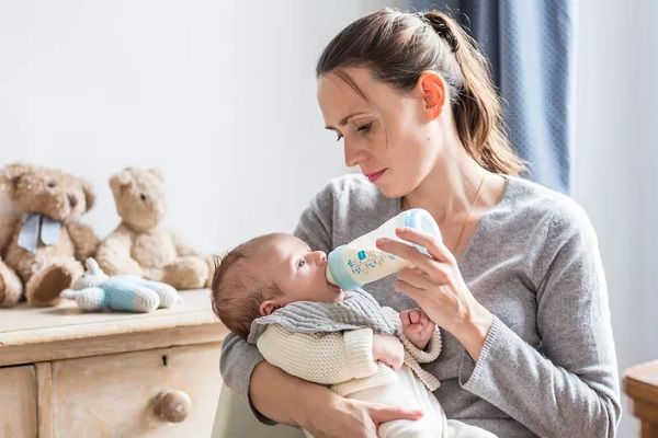 دوشیدن شیر مادر توسط دست