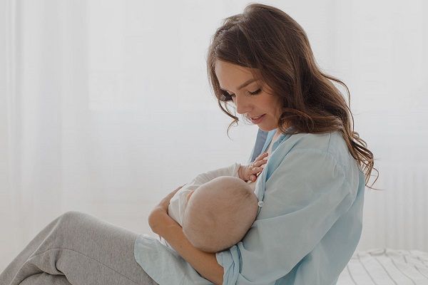 شیر خوردن نوزاد فقط از یک سینه