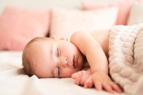 علت عرق كردن سر نوزاد هنگام خواب
