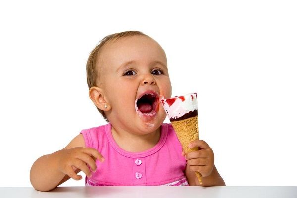 کودک از چه سنی می‌تواند بستنی بخورد