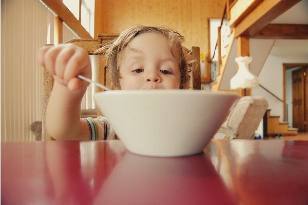 کودک از چه سنی می‌تواند خودش غذا بخورد