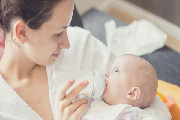 بایدها و نبایدهای غذا دادن به نوزاد با شیشه شیر