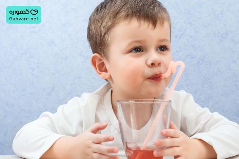 نوزاد در حال خوردن آب انگور