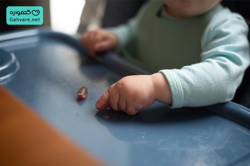 یک تکه کوچک انگور جلوی نوزاد