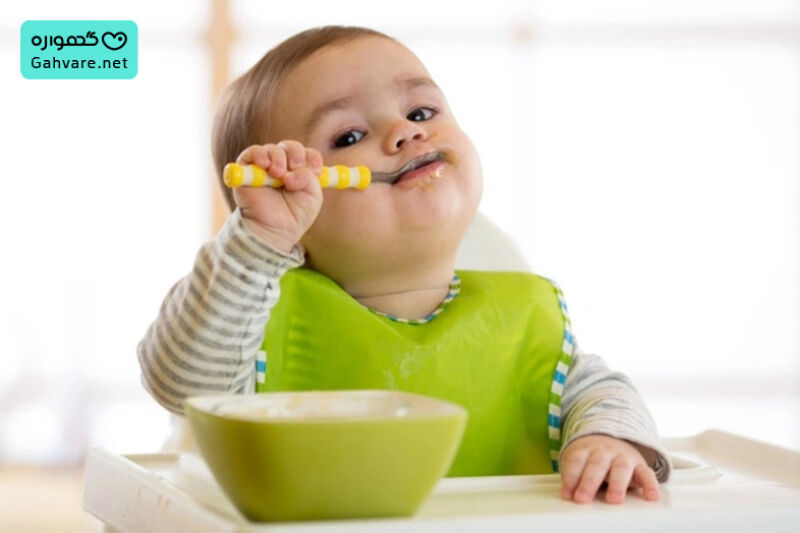 واکنش های طبیعی نوزاد 5 ماهه به غذای کمکی