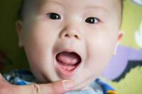 زمان دندان درآوردن نوزاد | اولین دندان نوزاد در چند ماهگی درمی‌آید