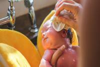 جلوگیری از رفتن آب در گوش نوزاد