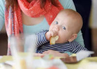 نوزاد از چند ماهگی می تواند نان بخورد؟