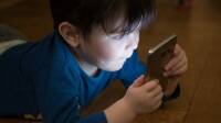 مضرات موبایل برای چشم کودکان